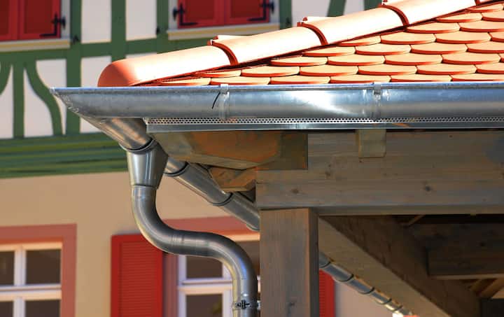 Corrosion-resistant steel gutters for effective rainwater drainage in Myrtle Beach
